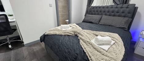 2 bedrooms, desk, free WiFi, bed sheets