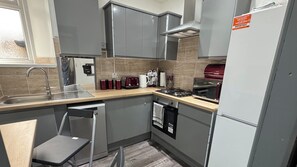 ثلاجة، ميكروويف، فرن، موقد طهي مسطح