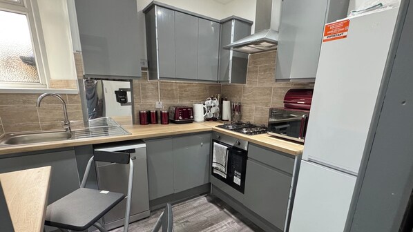 Jääkaappi, mikroaaltouuni, uuni, liesi