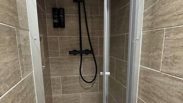Een douche, een haardroger, handdoeken, shampoo