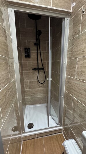 Shower, hair dryer, towels, shampoo - Chic Above Store (Tredegar)