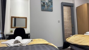 2 bedrooms, desk, free WiFi, bed sheets - Chic Above Store (Tredegar)