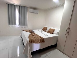 Iron/ironing board, Internet, bed sheets - Cozy duplex with pool, Wi-Fi and 2 bedrooms in Porto Seguro (Porto Seguro)