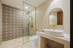 Towels, shampoo, toilet paper