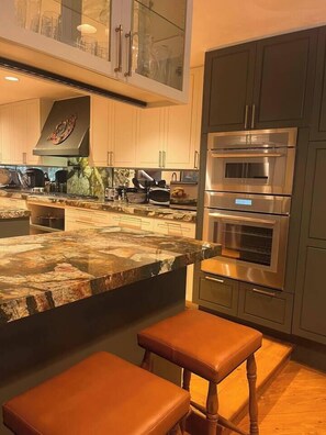 Fridge, microwave, oven, stovetop - Charming Aspen Retreat in Exclusive West End (Aspen)