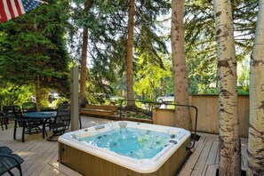 Outdoor dining - Charming Aspen Retreat in Exclusive West End (Aspen)