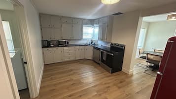 Kjøleskap, mikrobølgeovn, kokeplater og oppvaskmaskin