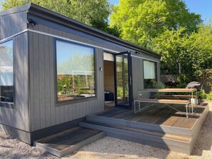 Outdoor dining - Cosmo Studio - Cosy, modern and close to it all (Trentham)