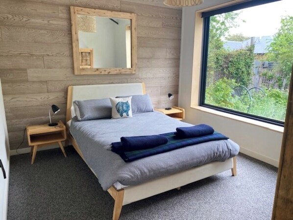 1 bedroom, iron/ironing board, WiFi, bed sheets - Cosmo Studio - Cosy, modern and close to it all (Trentham)
