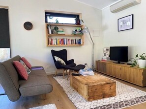 TV, books, stereo - Cosmo Studio - Cosy, modern and close to it all (Trentham)