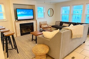 Smart TV, fireplace, books - Steps off the Beach & Boardwalk, 6 BR & decks with Ocean Views, Prime location (Ocean City)