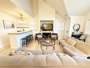 Smart TV, fireplace, books - Steps off the Beach & Boardwalk, 6 BR & decks with Ocean Views, Prime location (Ocean City)