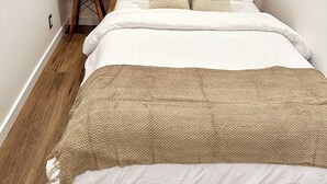 1 slaapkamer, een strijkplank/strijkijzer, internet, beddengoed