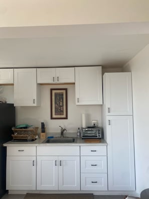 Private kitchen - Charming 1-bedroom guest house with Ocean Views in Los Angeles (Rancho Palos Verdes)