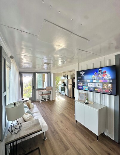 Charming 1-bedroom guest house with Ocean Views in Los Angeles