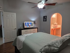 3 habitaciones, tabla de planchar con plancha, wifi y ropa de cama 