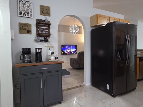 AJ Humble Retreat / Private + Rear Screen Porch + Close to Disney Parks