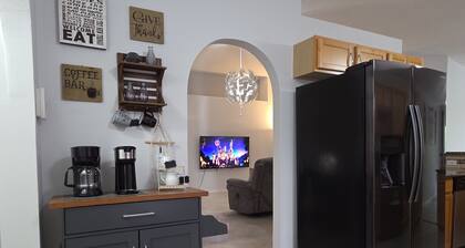 AJ Humble Retreat / Private + Rear Screen Porch + Close to Disney Parks