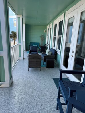 Terrace/patio - Wonderful 2-bedroom ocean view condo in charming Pointe West Galveston. (Galveston)