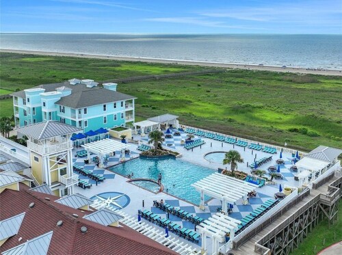 Wonderful 2-bedroom ocean view condo in charming Pointe West Galveston.