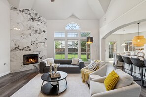 Smart TV, chimenea, estéreo y monitor de computadora