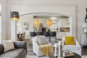 Smart TV, chimenea, estéreo y monitor de computadora