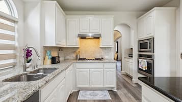 Køleskab, mikrobølgeovn, ovn, kogeplade