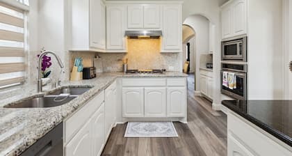 NEW- Luxury 6BR Retreat w/Theater, Peloton, Games-Frisco/McKinney/Prosper Border