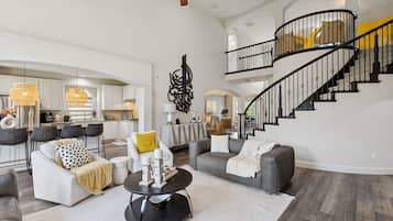 Una Smart TV, una chimenea, un reproductor estéreo