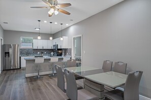 Dining - Spacious 4-bedroom house in marvelous Tampa with AC (Tampa)