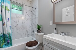 Hair dryer, bidet, towels, soap - Spacious 4-bedroom house in marvelous Tampa with AC (Tampa)