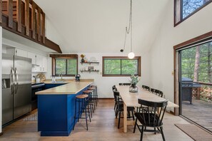 Coffee/tea maker, fridge, microwave, oven - Chalet Malm | Fire pit | Close to Bryce Resort (Basye)