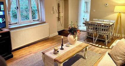 Charming Grade 2 Cottage w/ Garden in Warminster