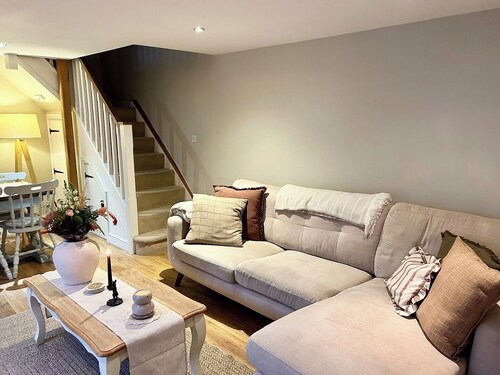 Charming Grade 2 Cottage w/ Garden in Warminster