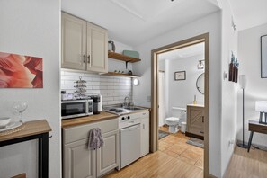 Geladeira, micro-ondas, cooktop, cafeteira/chaleira