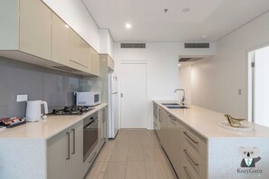 Fridge, microwave, oven, stovetop - KozyGuru | China Town | Stylish City-View Retreat (Haymarket)