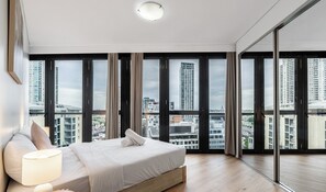 2 bedrooms, iron/ironing board, WiFi, bed sheets - KozyGuru | China Town | Stylish City-View Retreat (Haymarket)