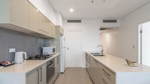 Geladeira, micro-ondas, fogão, cooktop