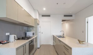 Fridge, microwave, oven, stovetop - KozyGuru | China Town | Stylish City-View Retreat (Haymarket)
