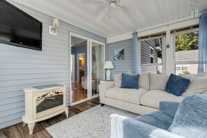 Smart TV, fireplace - Beach Gear Included! Updated 2BR Cottage + Pool (Wells)