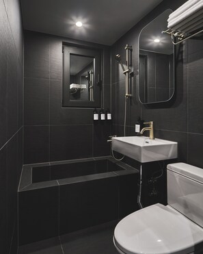 Habitación superior con 2 camas individuales | Baño | Secadora de cabello, toallas, shampoo, papel de baño 