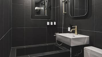 Máy sấy tóc, khăn tắm, dầu gội, giấy vệ sinh