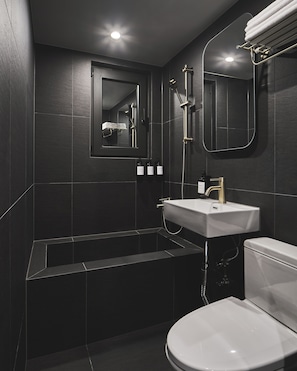 Hair dryer, towels, shampoo, toilet paper - Guwol Hotel Jongno Ikseon (Seoul)