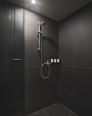 Een haardroger, handdoeken, shampoo, toiletpapier