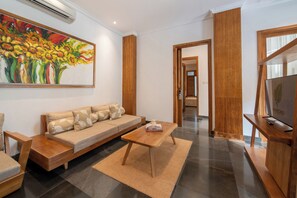 Villa, 2 habitaciones, alberca privada, vista al jardín | Área de sala de estar | Smart TV de 42 pulgadas con canales digitales 