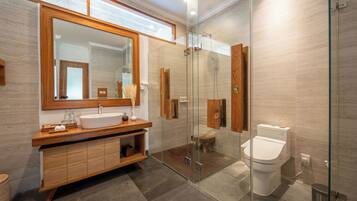 Camera doppia, 1 letto king, vista piscina | Bagno | Vasca e doccia separate, asciugacapelli, pantofole, asciugamani