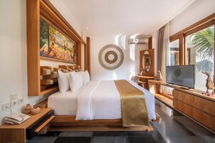 Minibar, caja de seguridad en la habitación y escritorio 