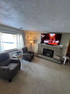 Smart TV - 2BR 1 acre gorgeous park-like setting  (Washington)