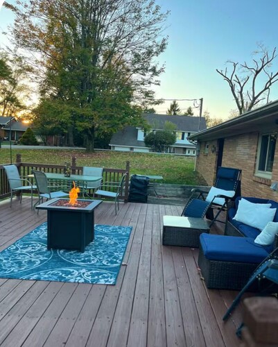 2BR Gorgeous 1 acre park-like setting in a neighborhood