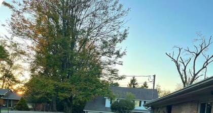 2BR Gorgeous 1 acre park-like setting in a neighborhood